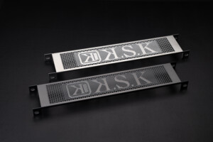 シルバー / ブラック